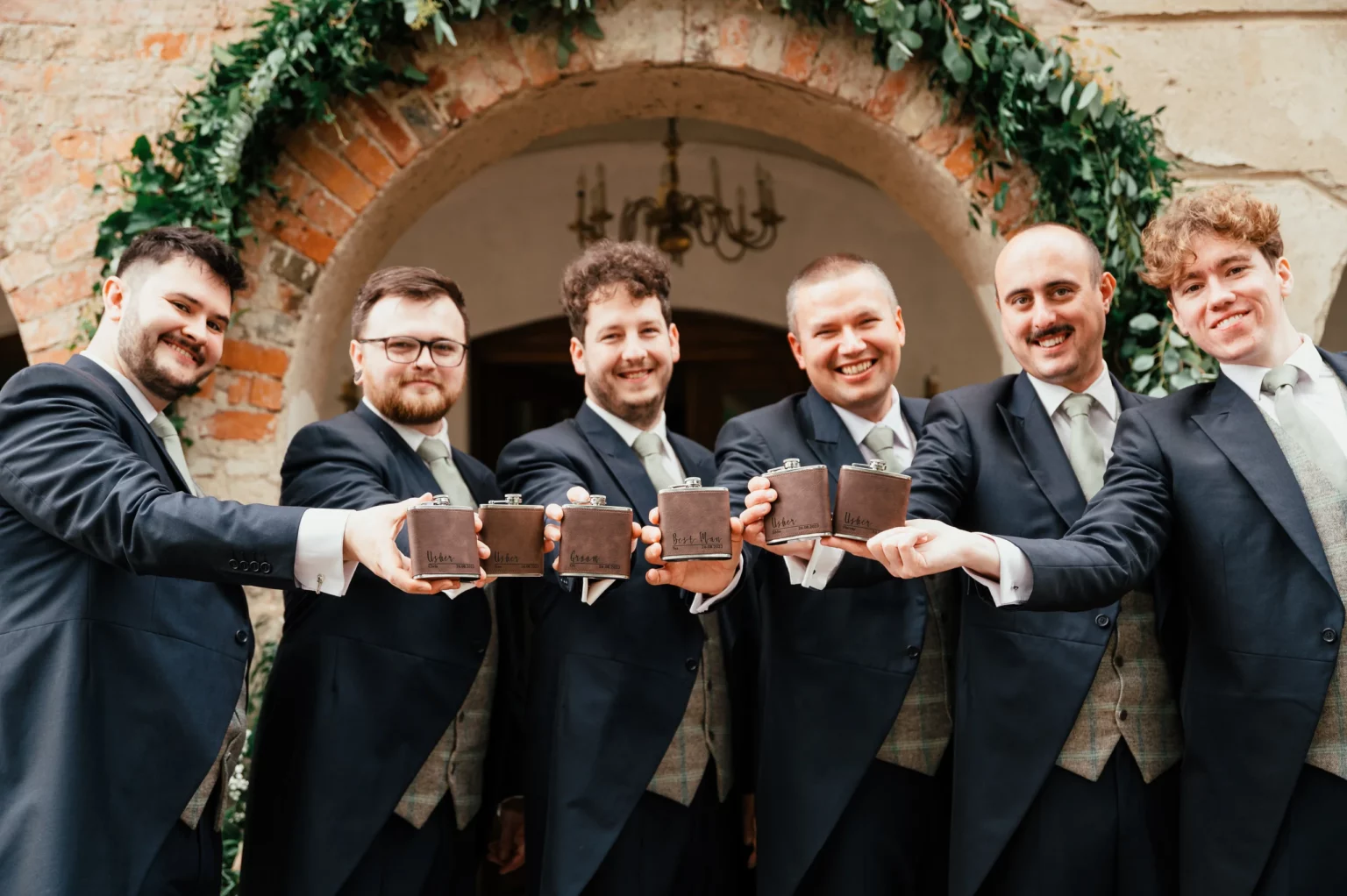 Aga i Oli — toast pana młodego i przyjaciół.