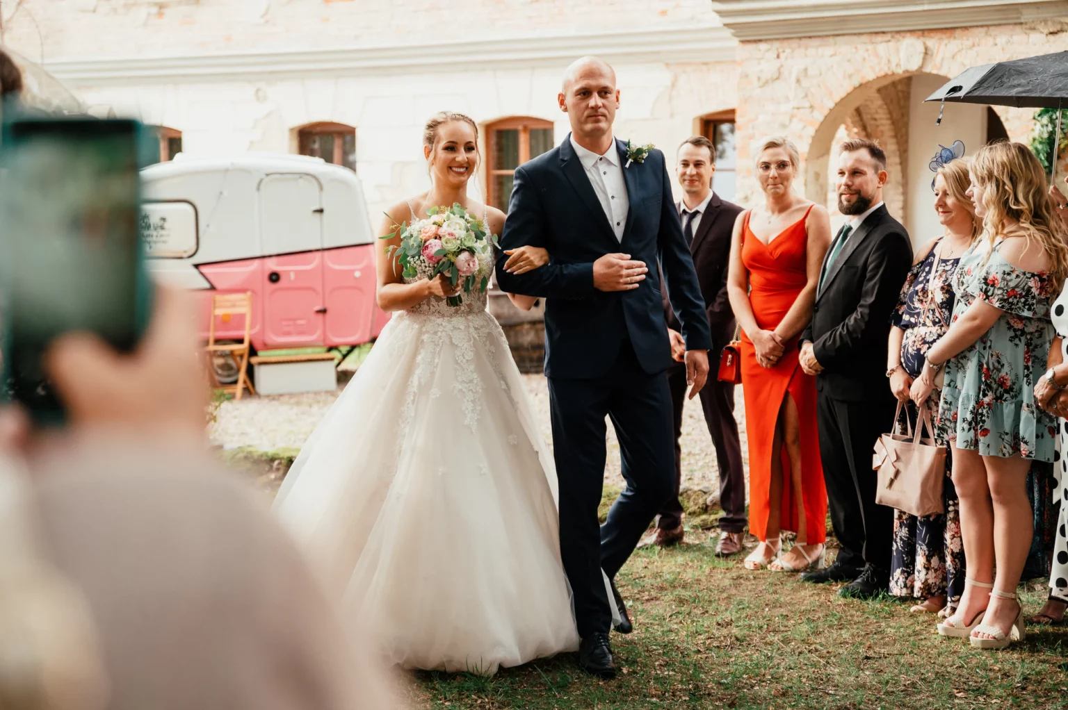 Aga i Oli — panna młoda z towarzyszącą jej bliską osobą.
