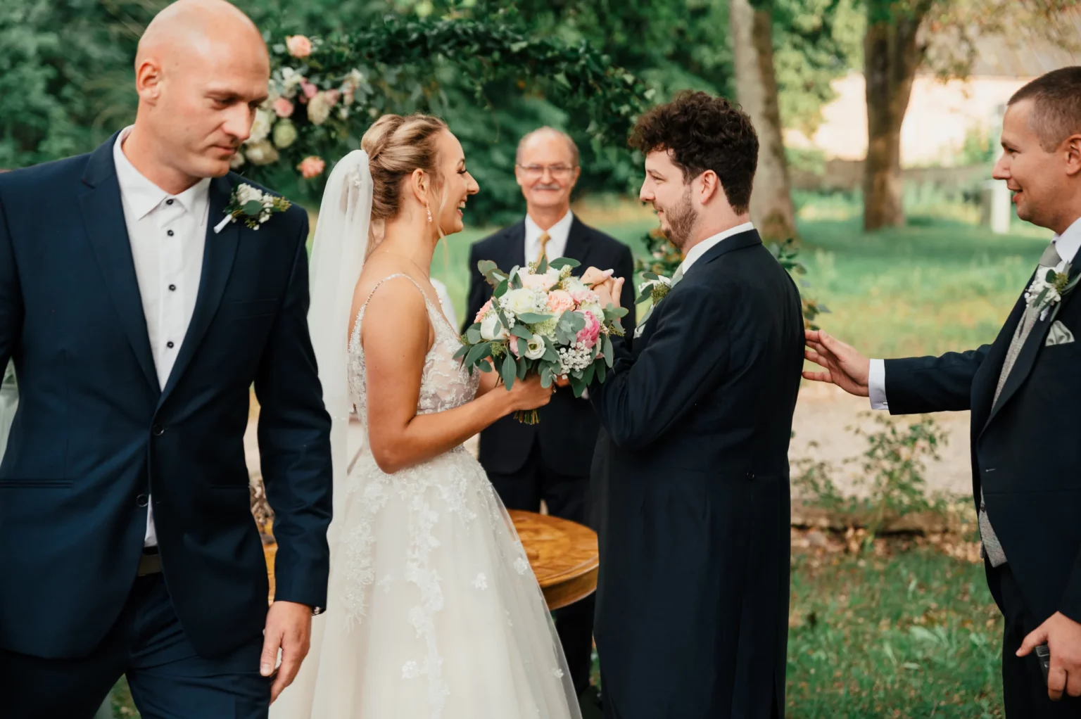 Aga i Oli — para młoda podczas ślubu w ogrodzie.