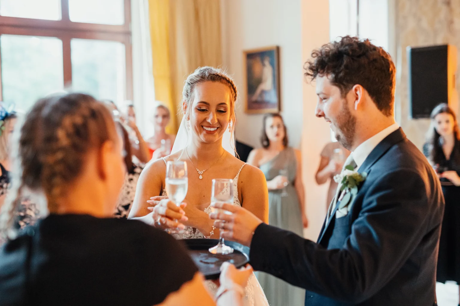 Aga i Oli — toast pary młodej przy stole.