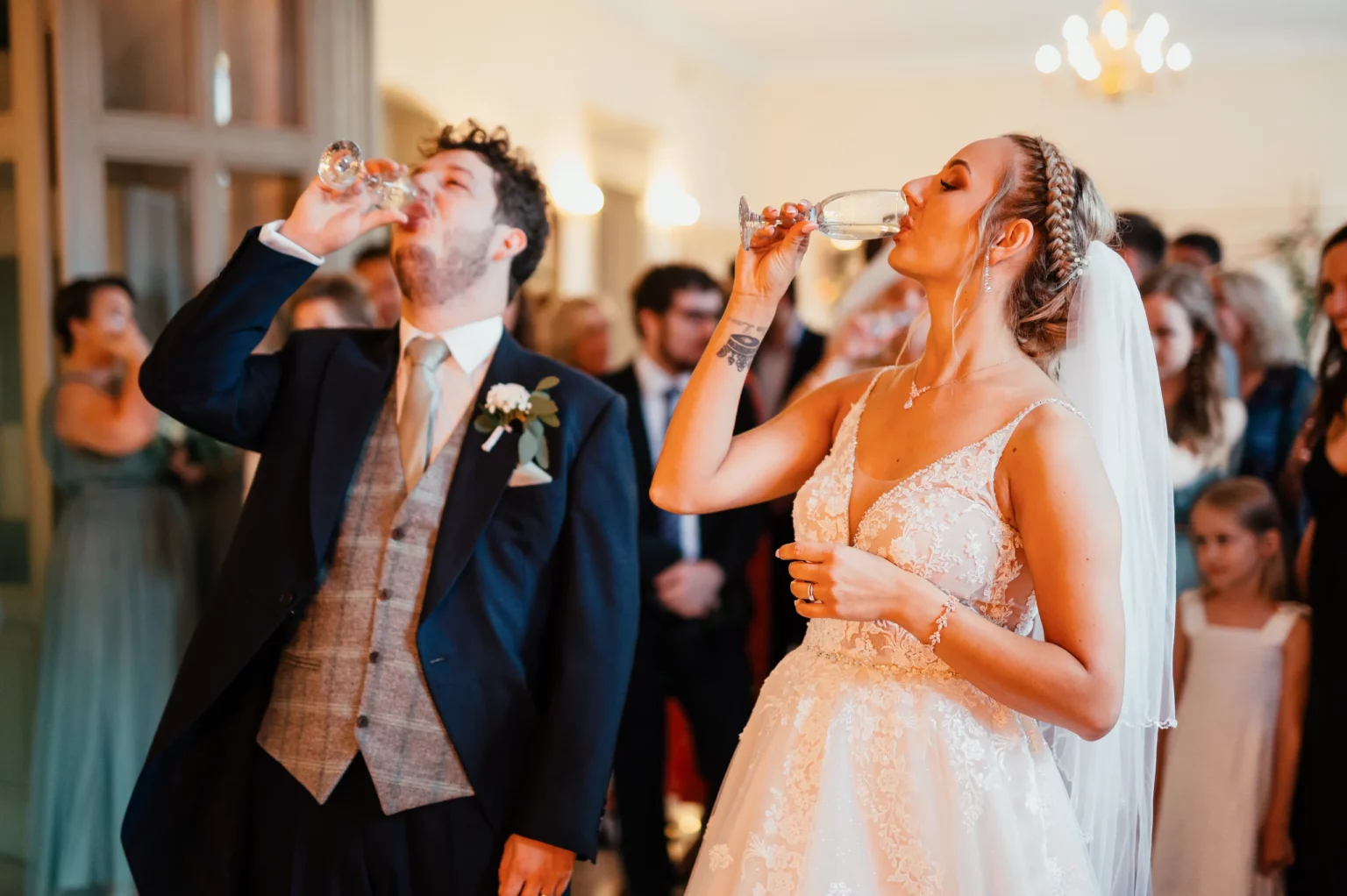 Aga i Oli — wspólny toast nowożeńców.