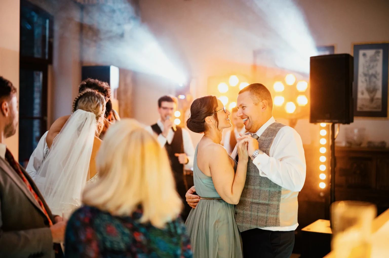 Aga i Oli — taniec pary młodej wśród gości.