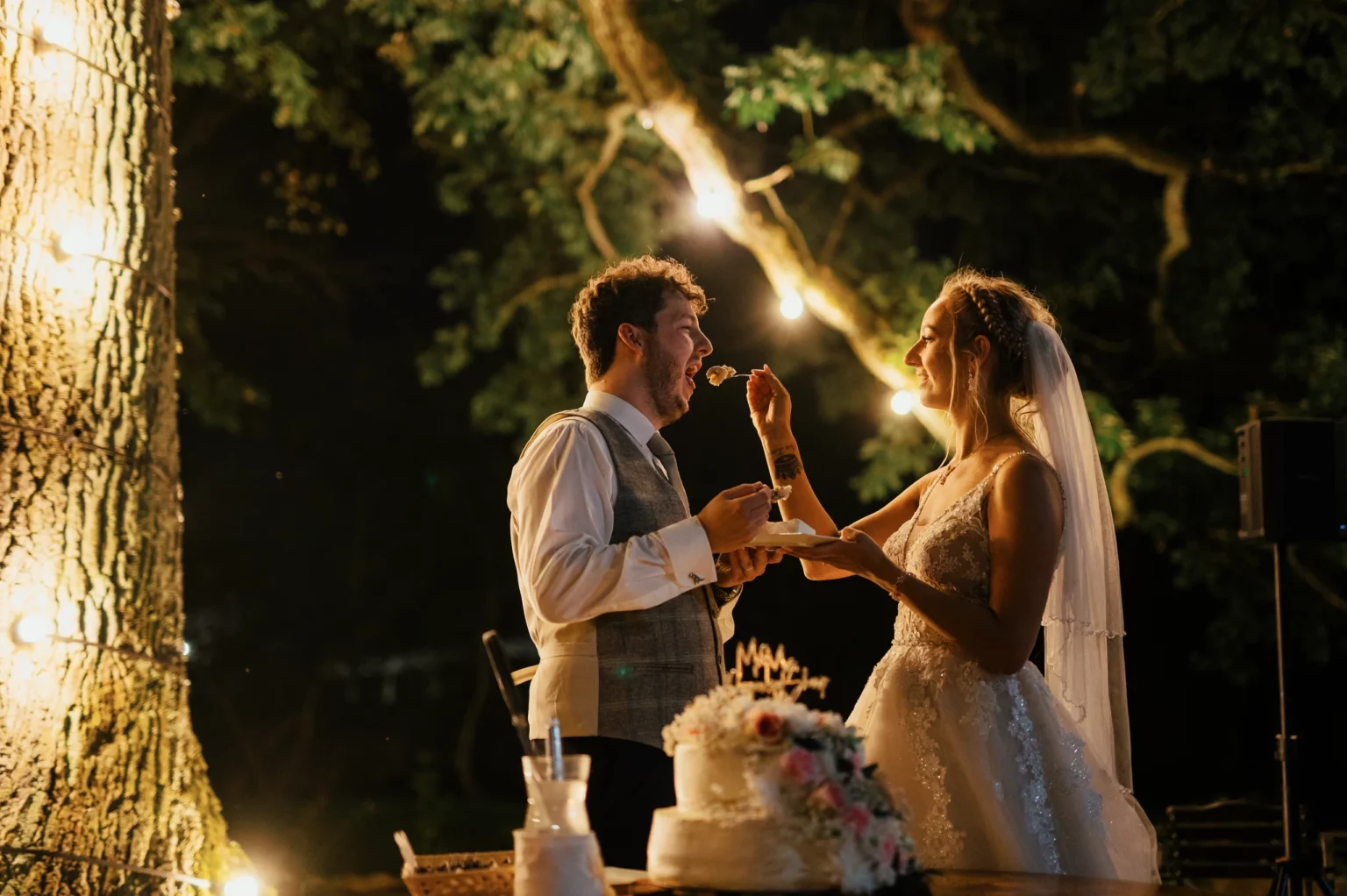 Aga i Oli — wspólny toast przy torcie.
