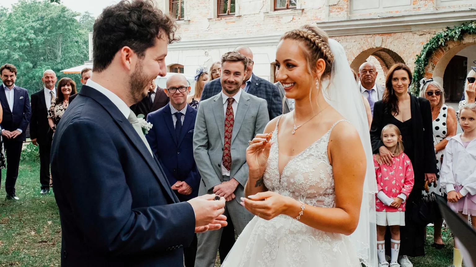 Aga i Oli — wymiana obrączek podczas ślubu.