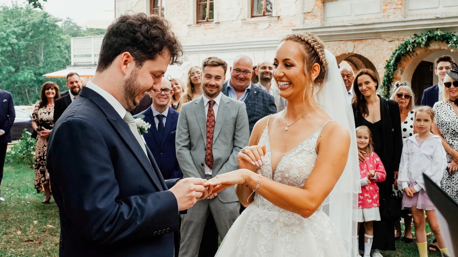 Aga i Oli — wzruszenie podczas ceremonii.