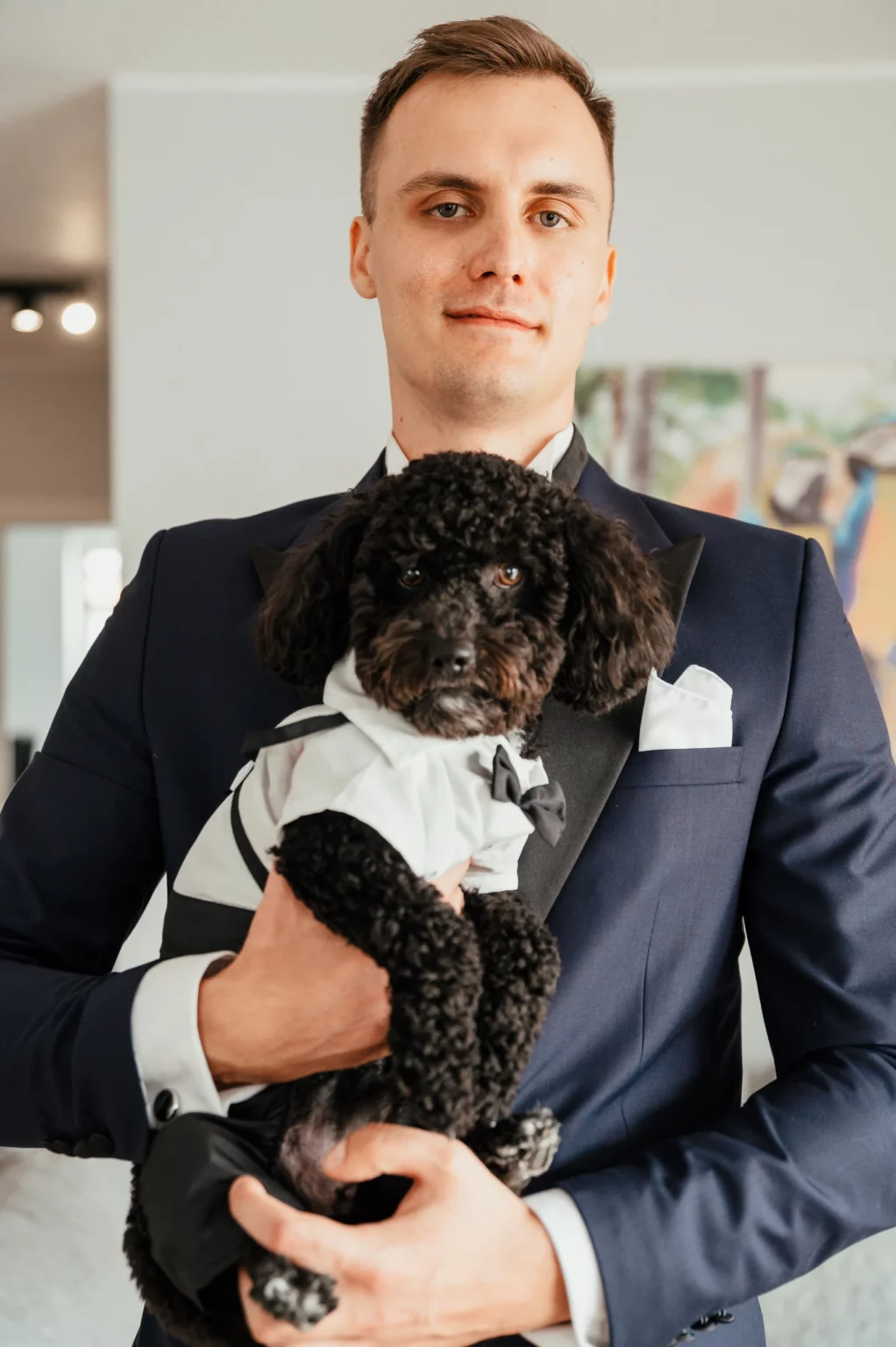 Karolina i Sebastian — portret pana młodego z psem.