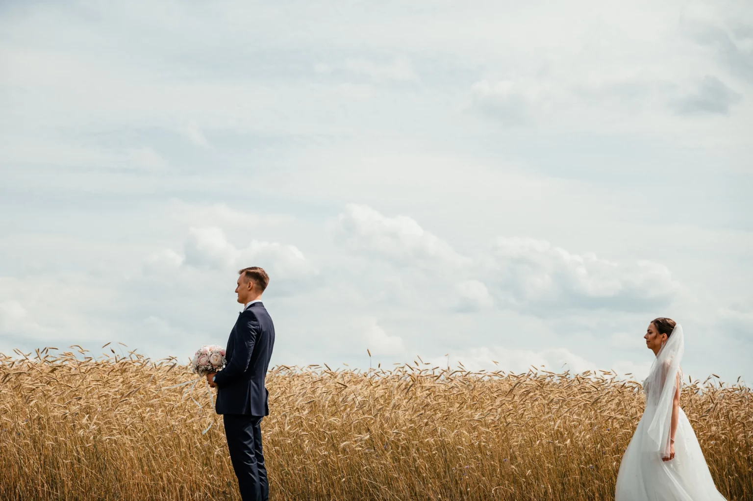 Karolina i Sebastian — para młoda spotyka się przy polu.