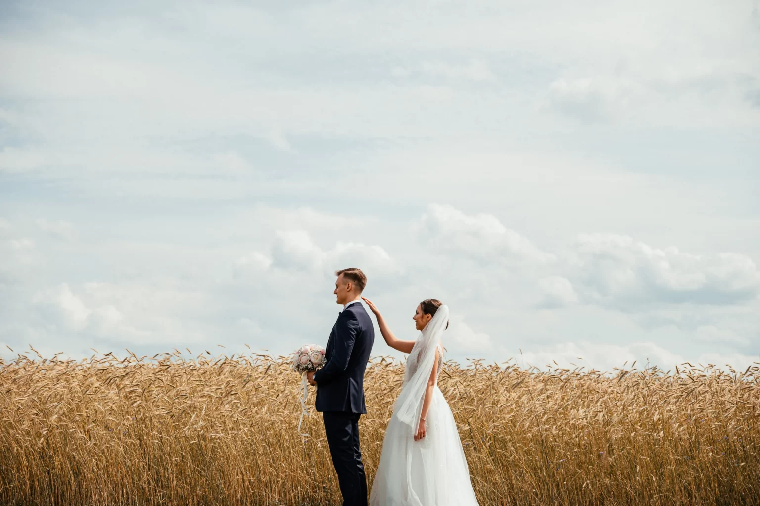 Karolina i Sebastian — pierwsze spojrzenie wśród traw.