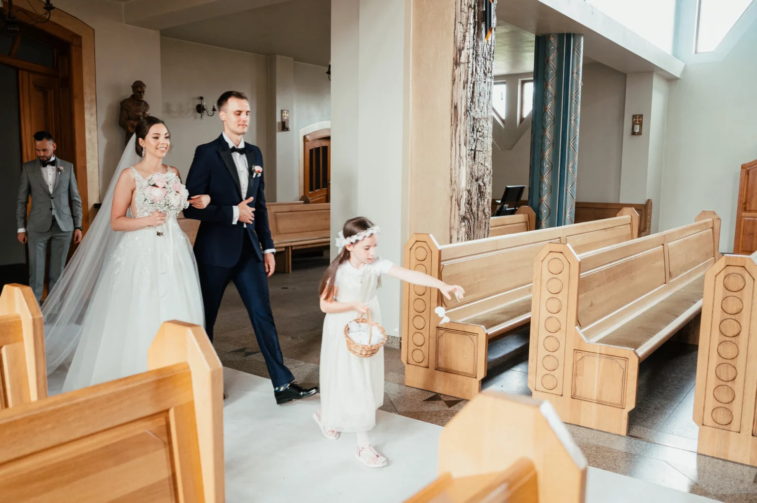 Karolina i Sebastian — panna młoda wchodzi do kościoła.