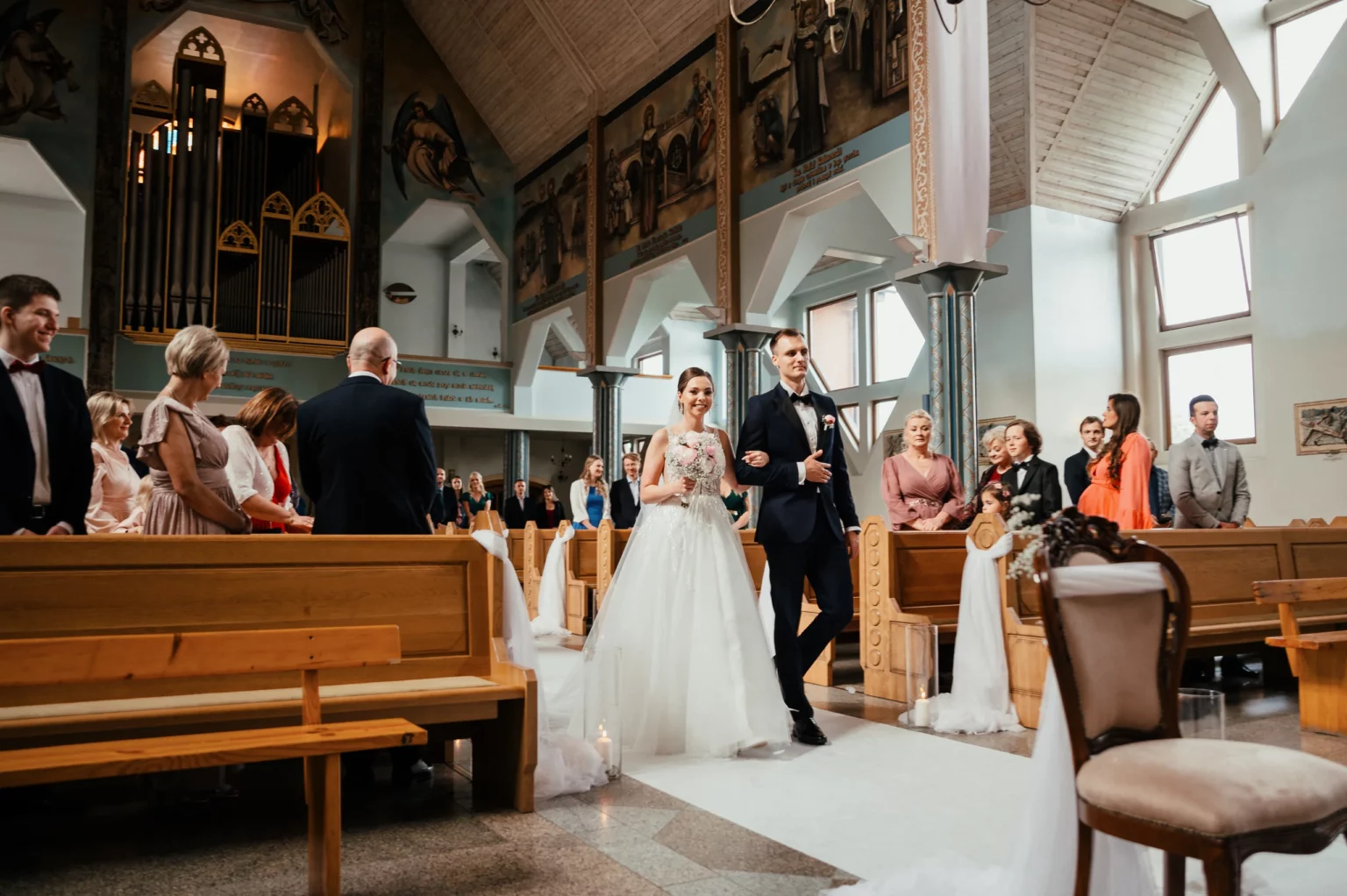 Karolina i Sebastian — widok ceremonii z kościelnych ław.