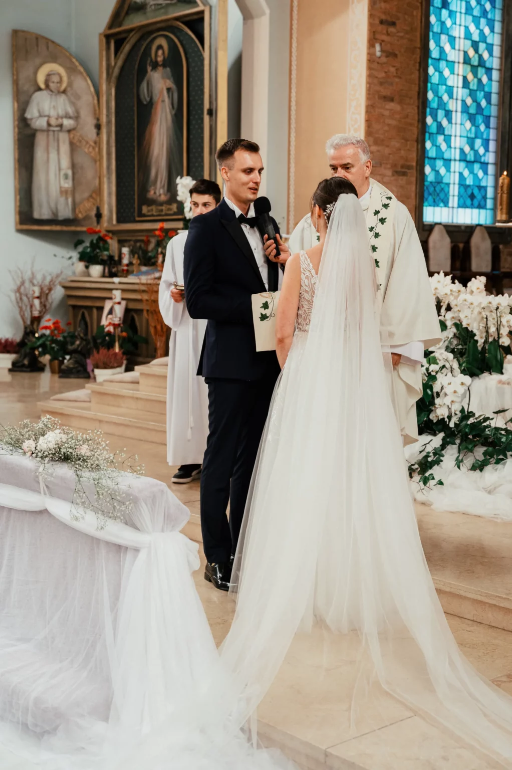 Karolina i Sebastian — para młoda przed ołtarzem.