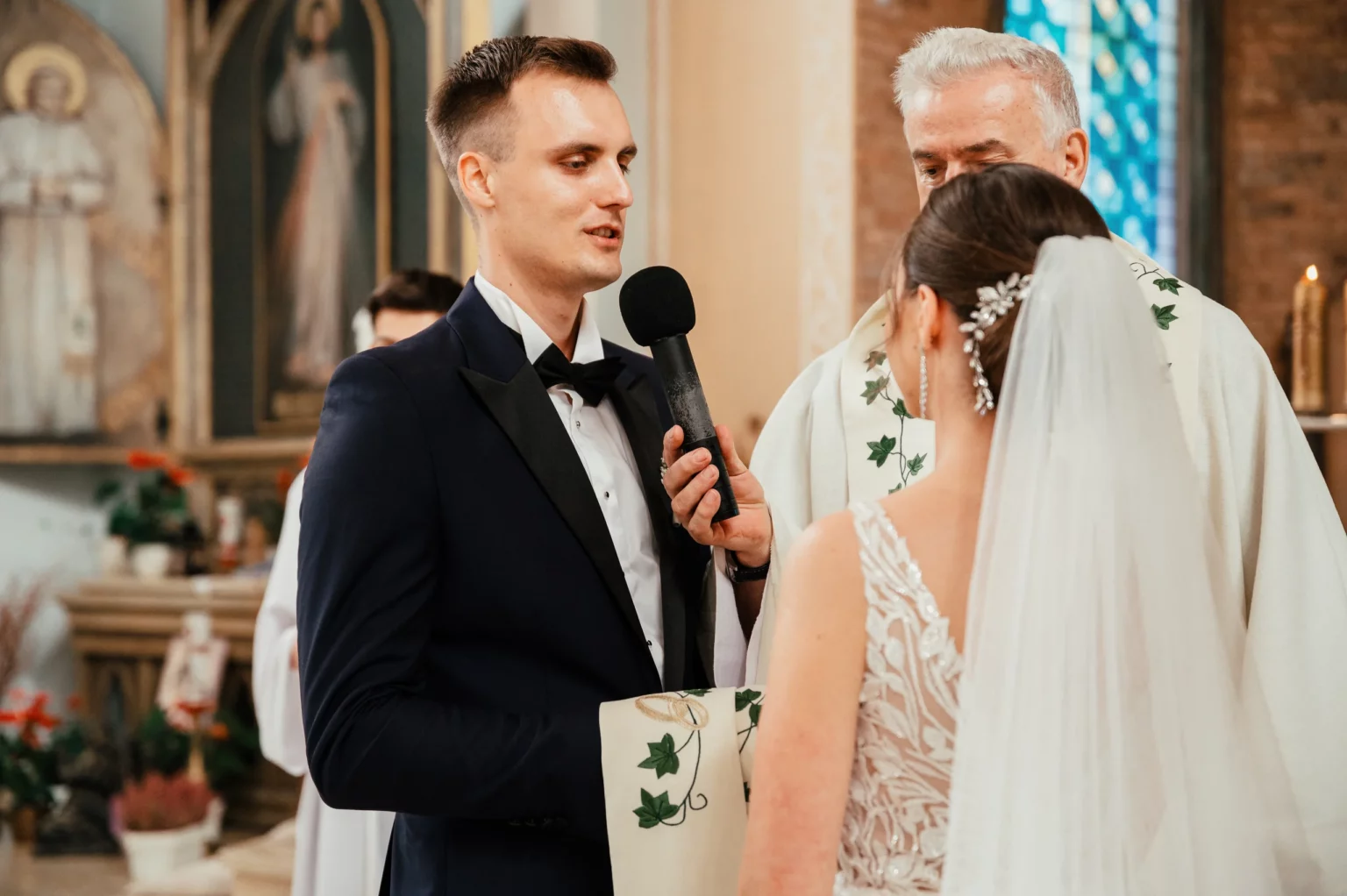 Karolina i Sebastian — pan młody podczas przysięgi.