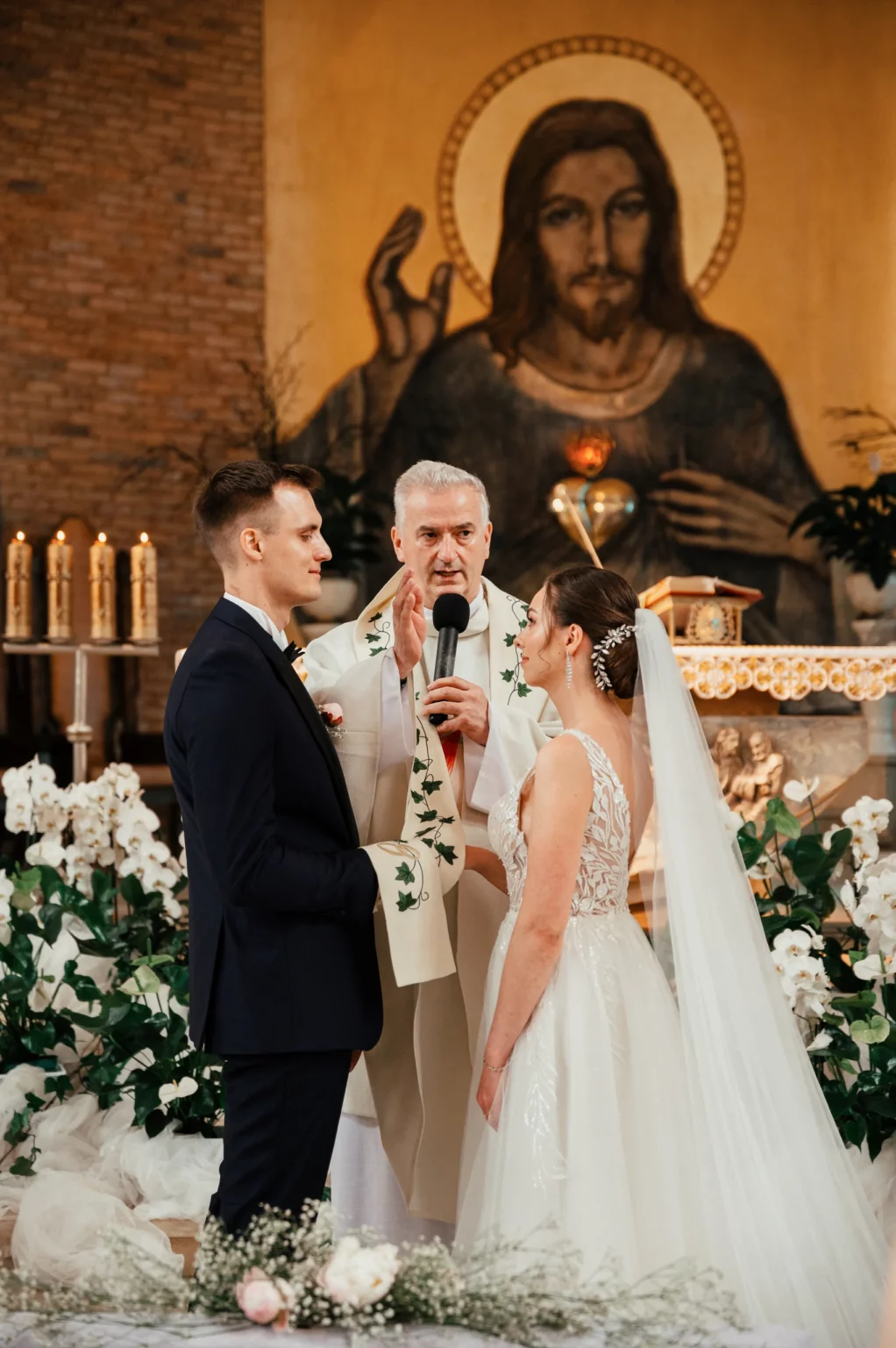 Karolina i Sebastian — ślub w zabytkowym kościele.
