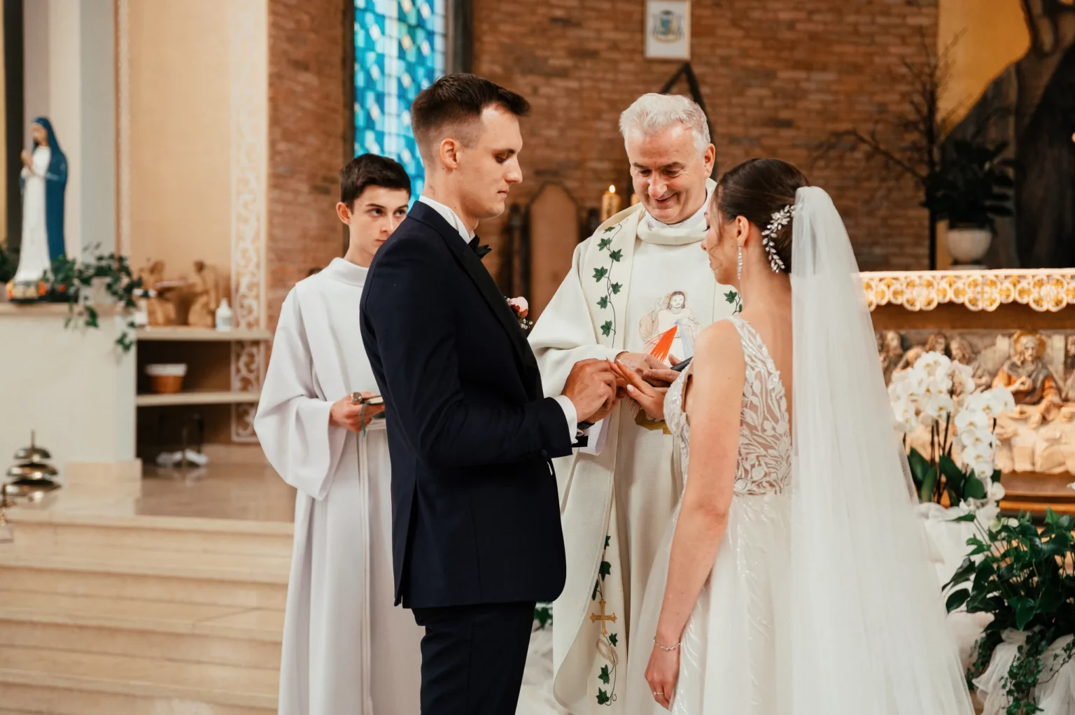 Karolina i Sebastian — zakładanie obrączek.