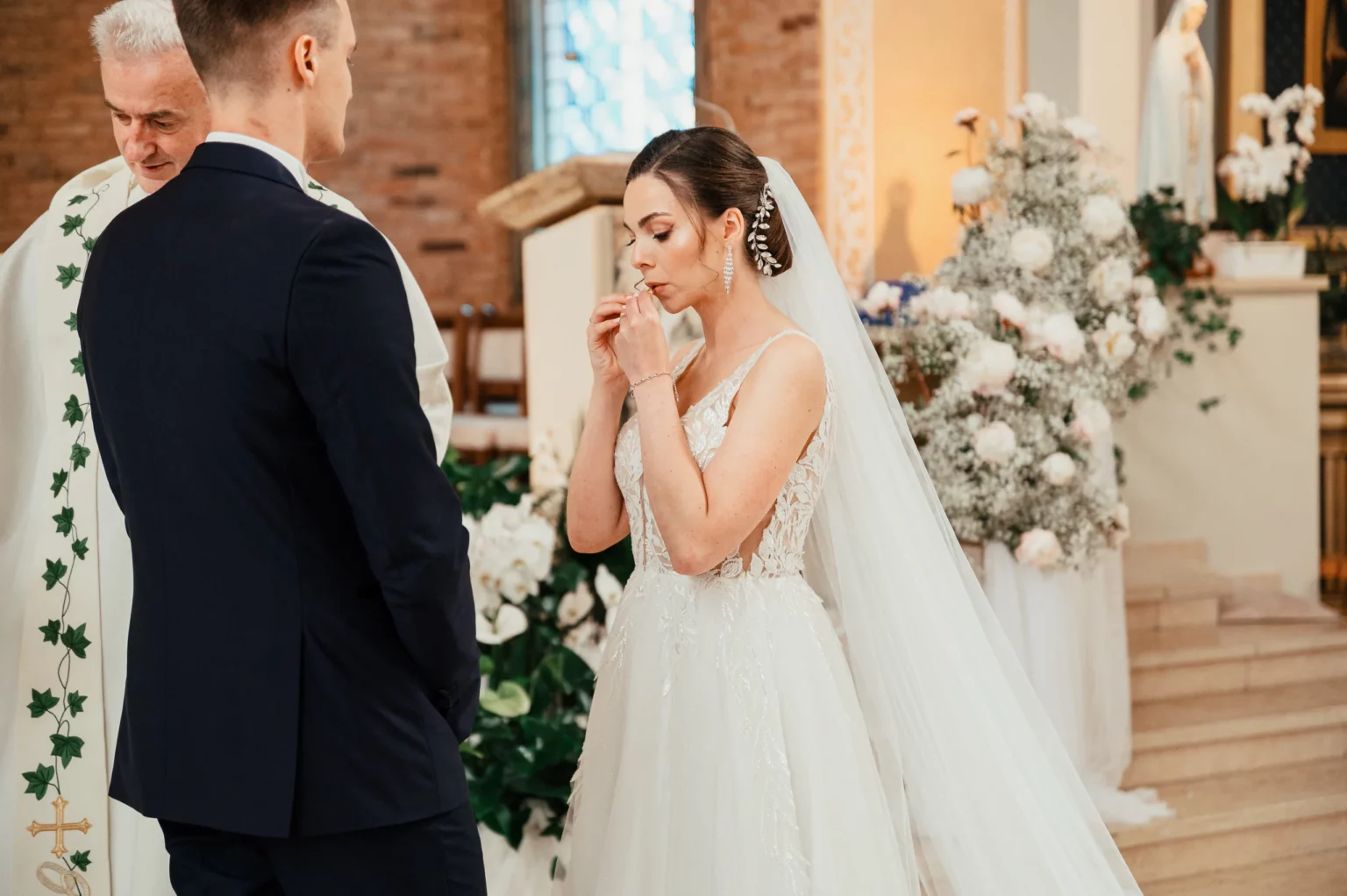 Karolina i Sebastian — wzruszenie podczas ślubu.