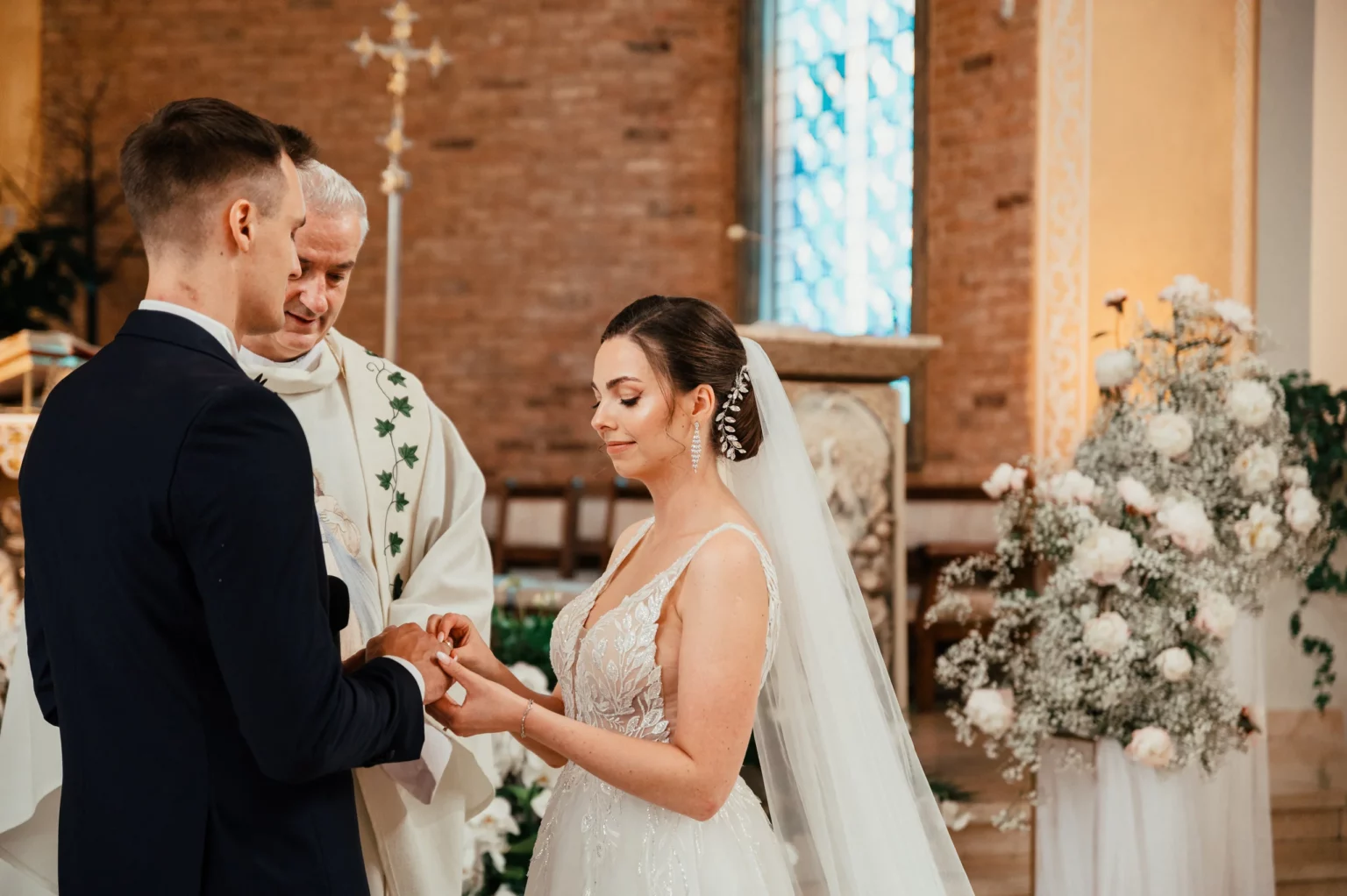 Karolina i Sebastian — wymiana obrączek.