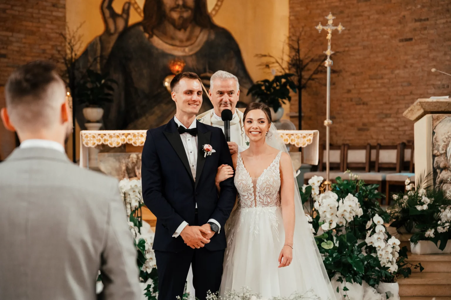 Karolina i Sebastian — uśmiech pary młodej przy ołtarzu.
