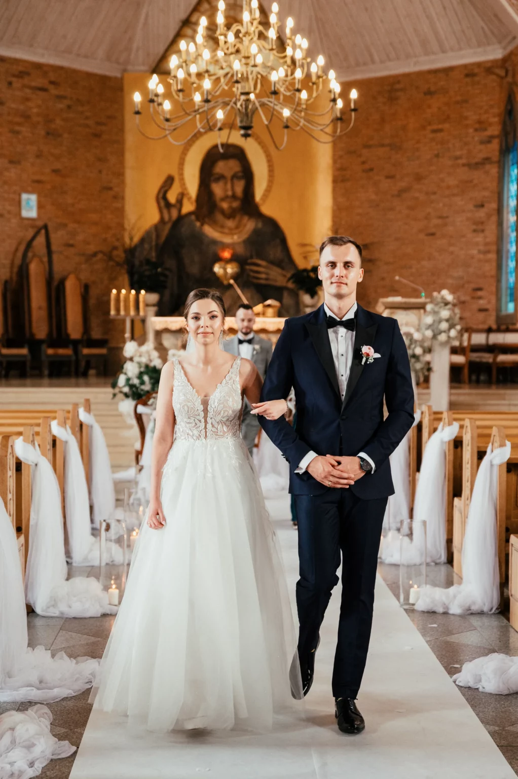 Karolina i Sebastian — wyjście pary młodej z kościoła.