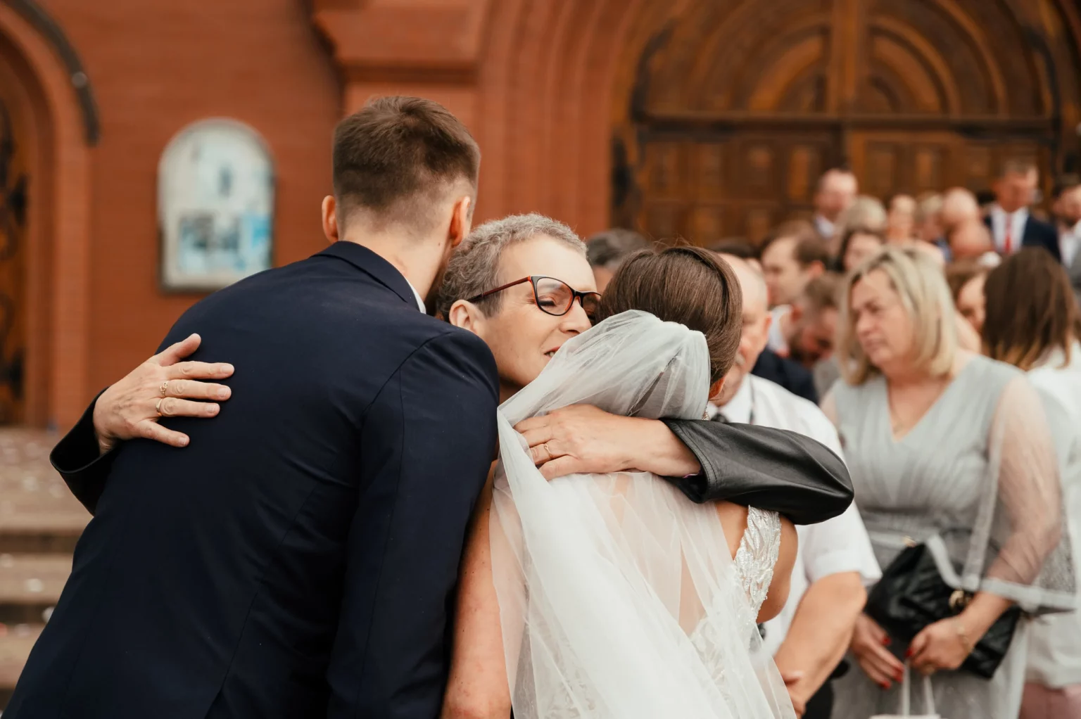 Karolina i Sebastian — uściski z bliskimi po ceremonii.