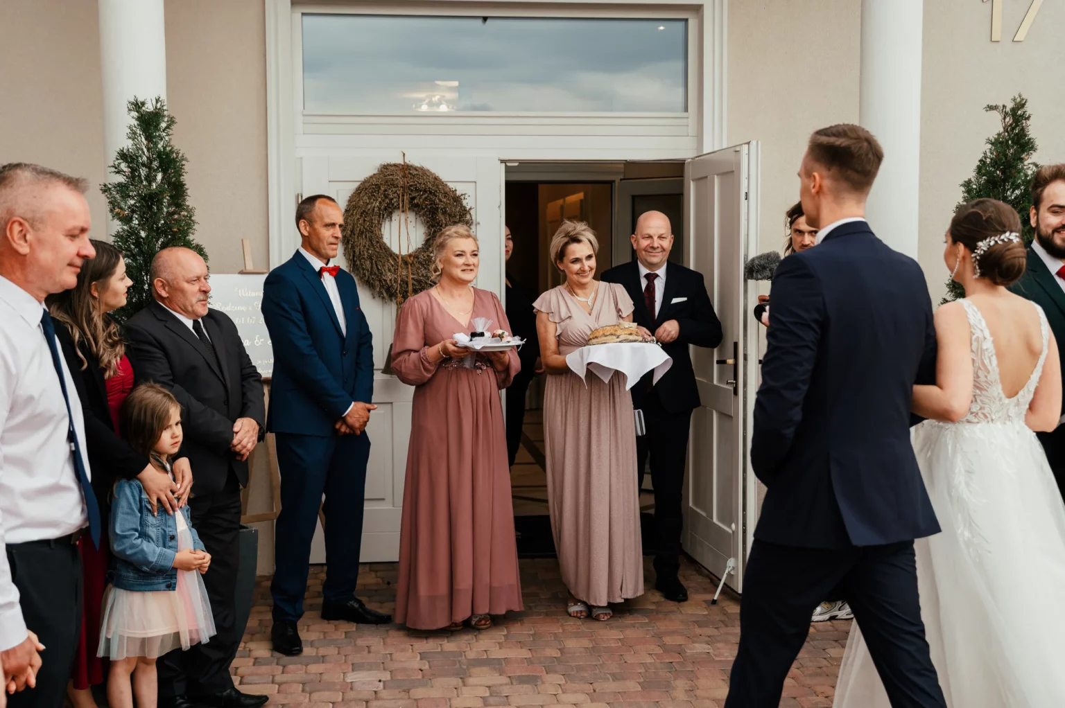 Karolina i Sebastian — powitanie pary młodej przed salą.