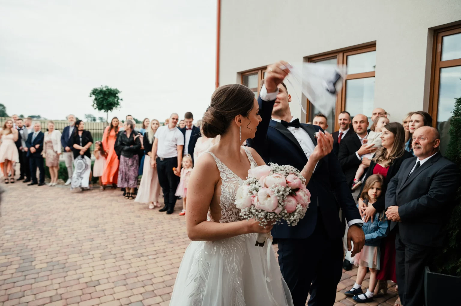 Karolina i Sebastian — nowożeńcy i goście przed przyjęciem.