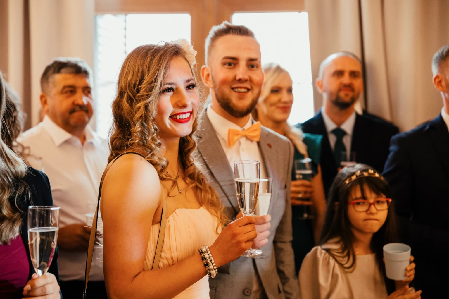 Karolina i Sebastian — goście podczas toastu.
