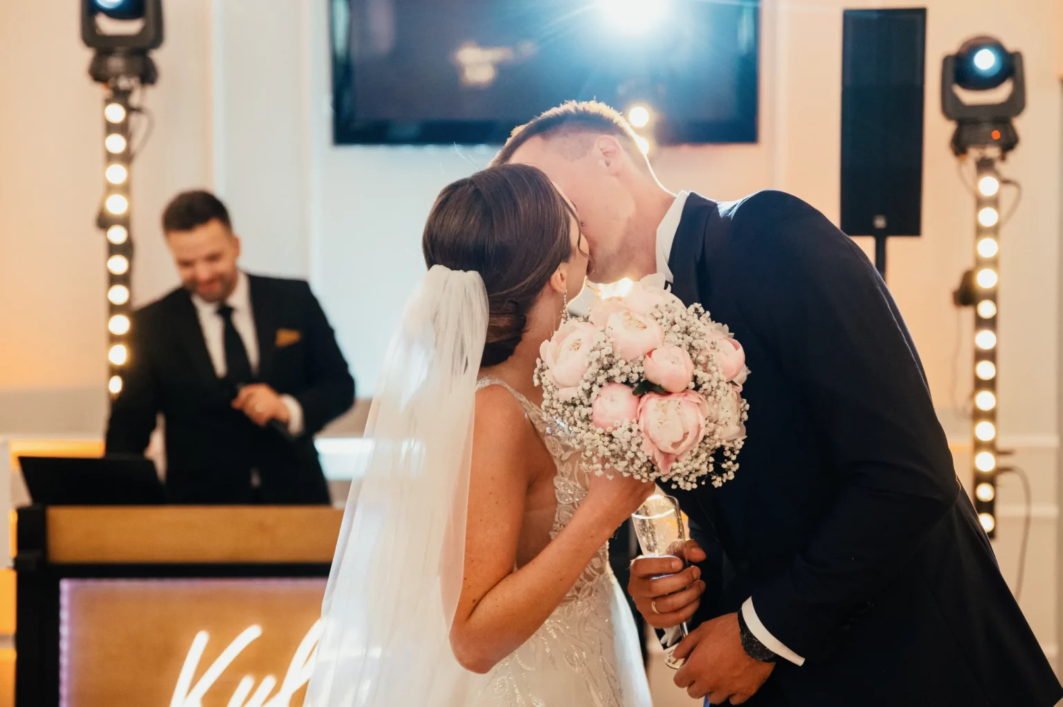 Karolina i Sebastian — pocałunek w sali weselnej.