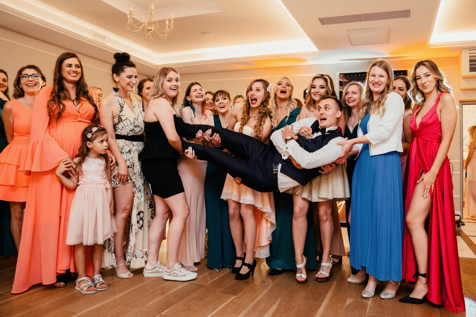 Karolina i Sebastian — panna młoda z gośćmi przy napisie LOVE.