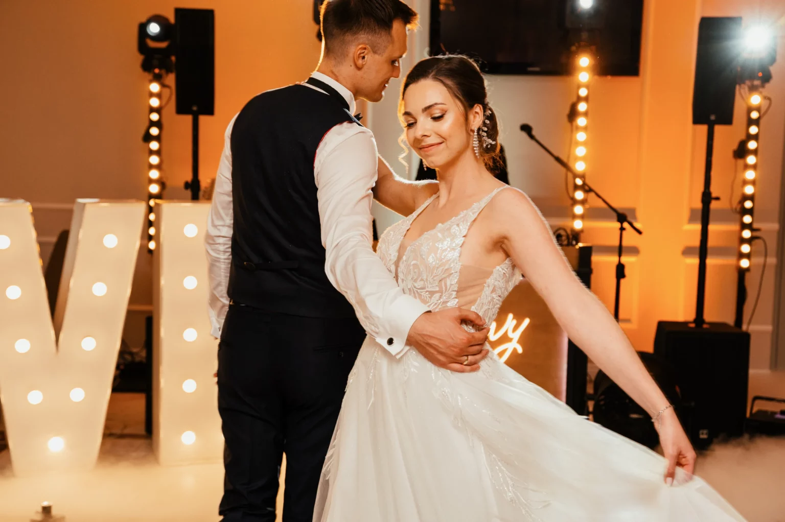 Karolina i Sebastian — czułe spojrzenie podczas tańca.