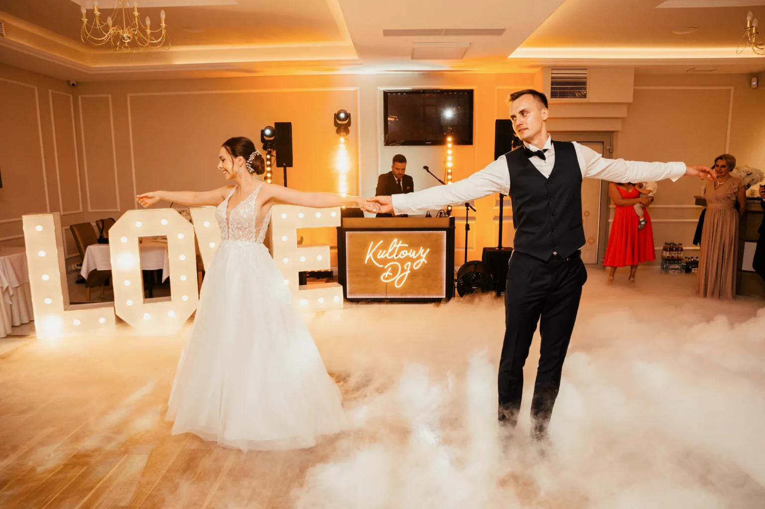 Karolina i Sebastian — pierwszy taniec w niskim dymie.