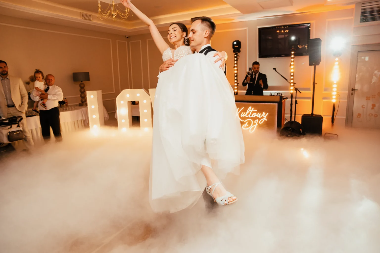 Karolina i Sebastian — wirująca suknia na parkiecie.