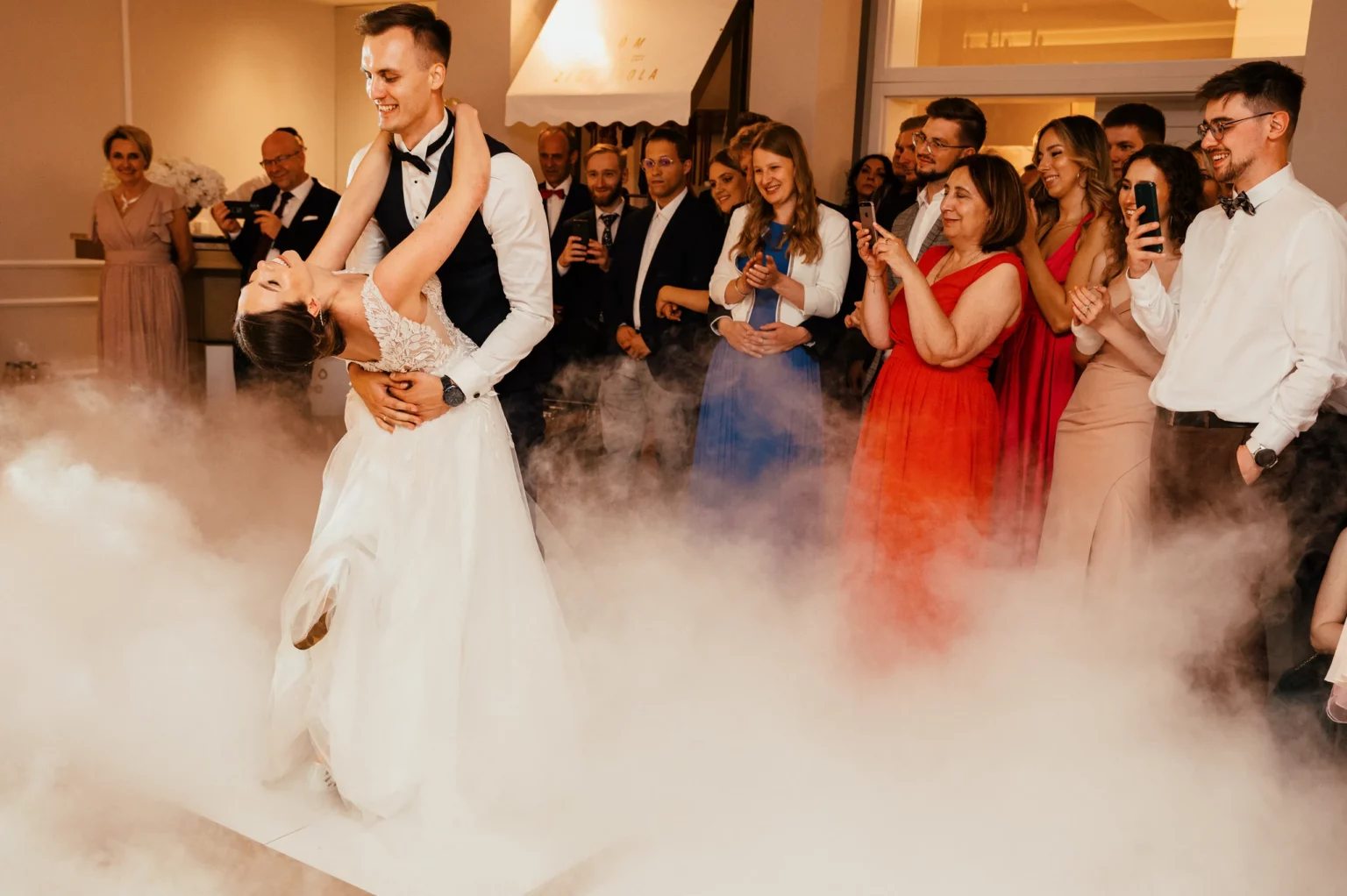 Karolina i Sebastian — taniec pary młodej wśród gości.