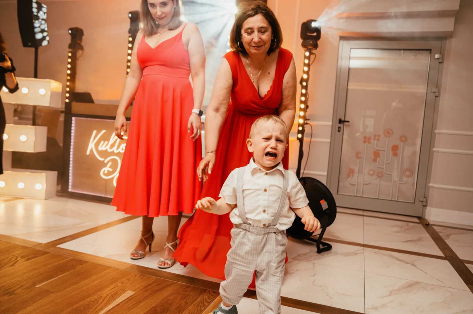 Karolina i Sebastian — dziecko wśród weselnych gości.