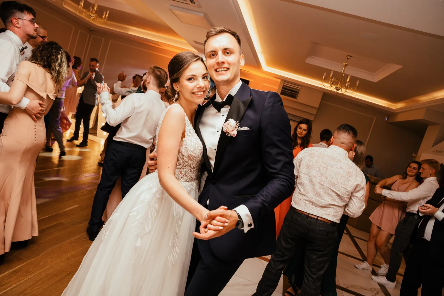 Karolina i Sebastian — goście pozują do wspólnego zdjęcia.