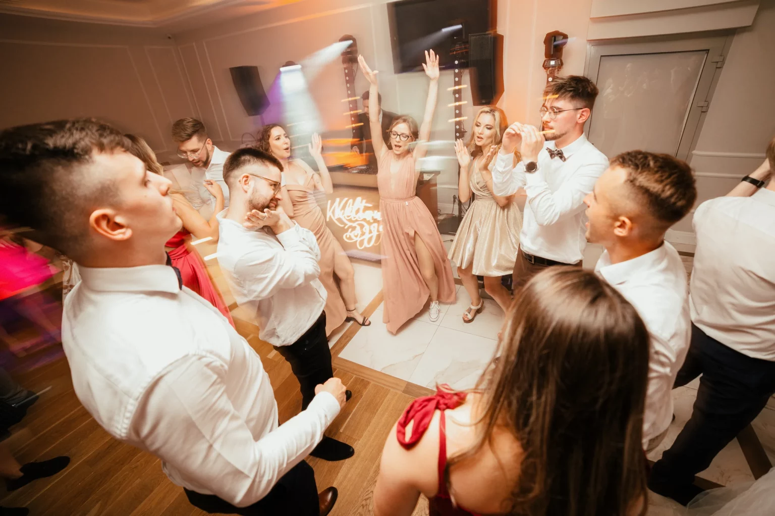 Karolina i Sebastian — krąg gości podczas zabawy.