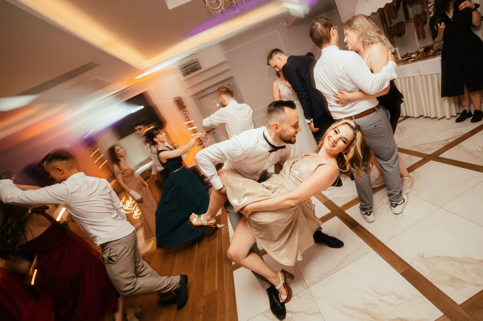 Karolina i Sebastian — taniec pary gości na parkiecie.