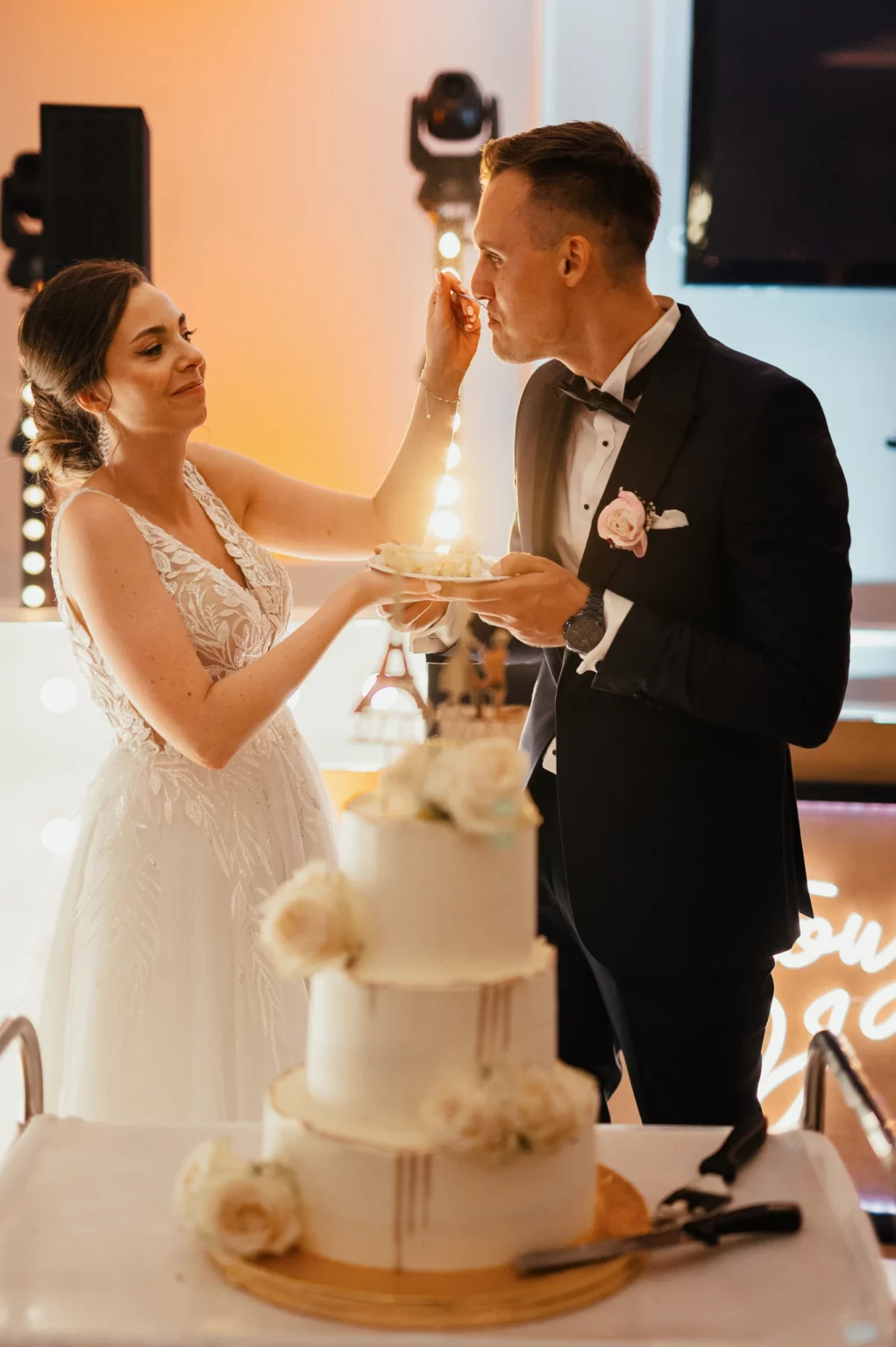 Karolina i Sebastian — wspólna chwila przy torcie.
