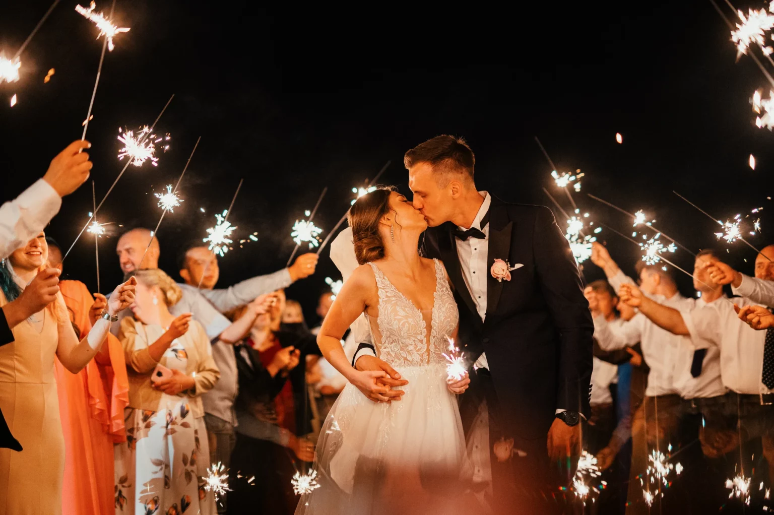 Karolina i Sebastian — pocałunek wśród zimnych ogni.