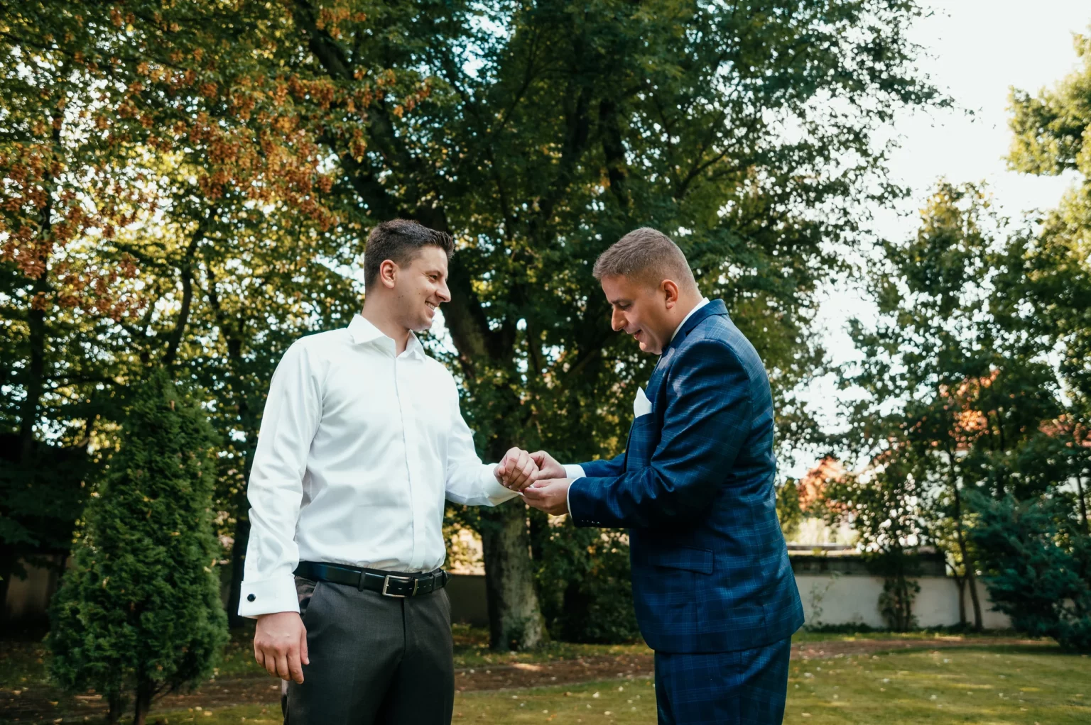 Kasia i Radek — przygotowania pana młodego w ogrodzie.
