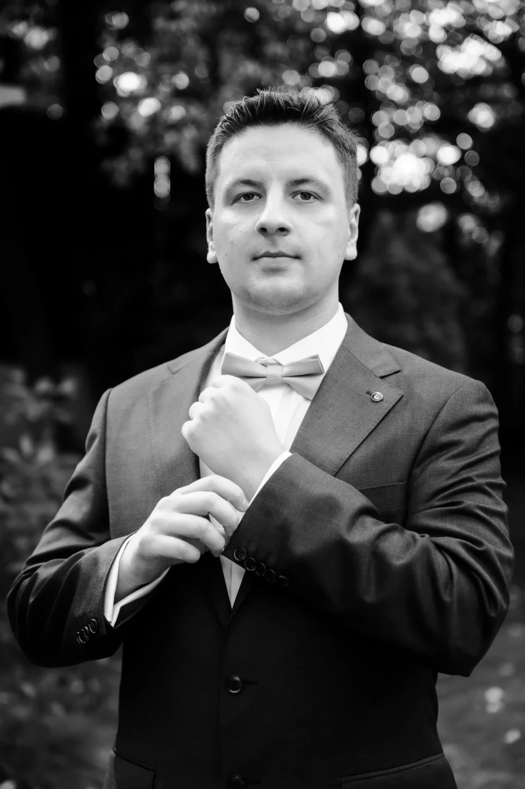 Kasia i Radek — czarno-biały portret pana młodego.