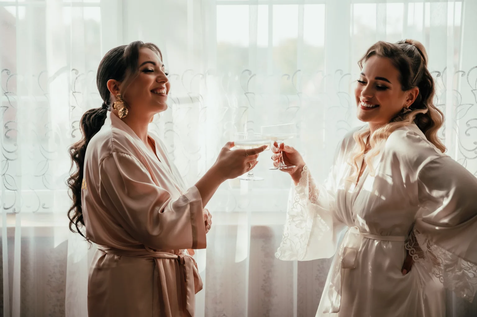 Kasia i Radek — toast podczas przygotowań.