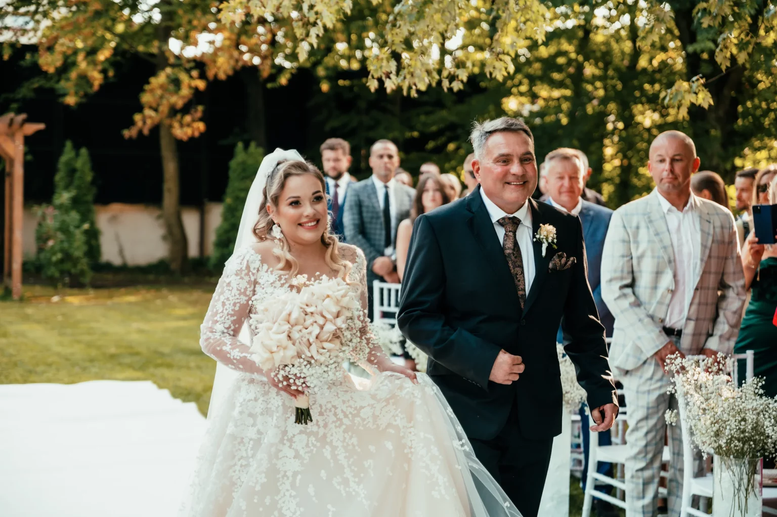 Kasia i Radek — panna młoda idzie do ceremonii.