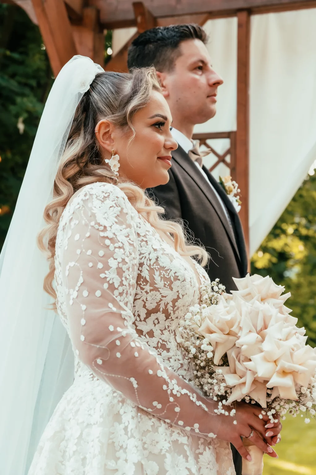 Kasia i Radek — panna młoda z bukietem i welonem.