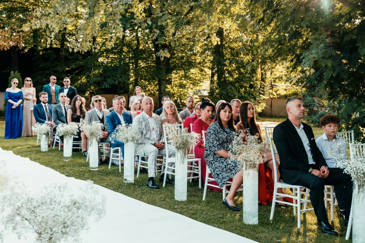 Kasia i Radek — goście na ceremonii w ogrodzie.