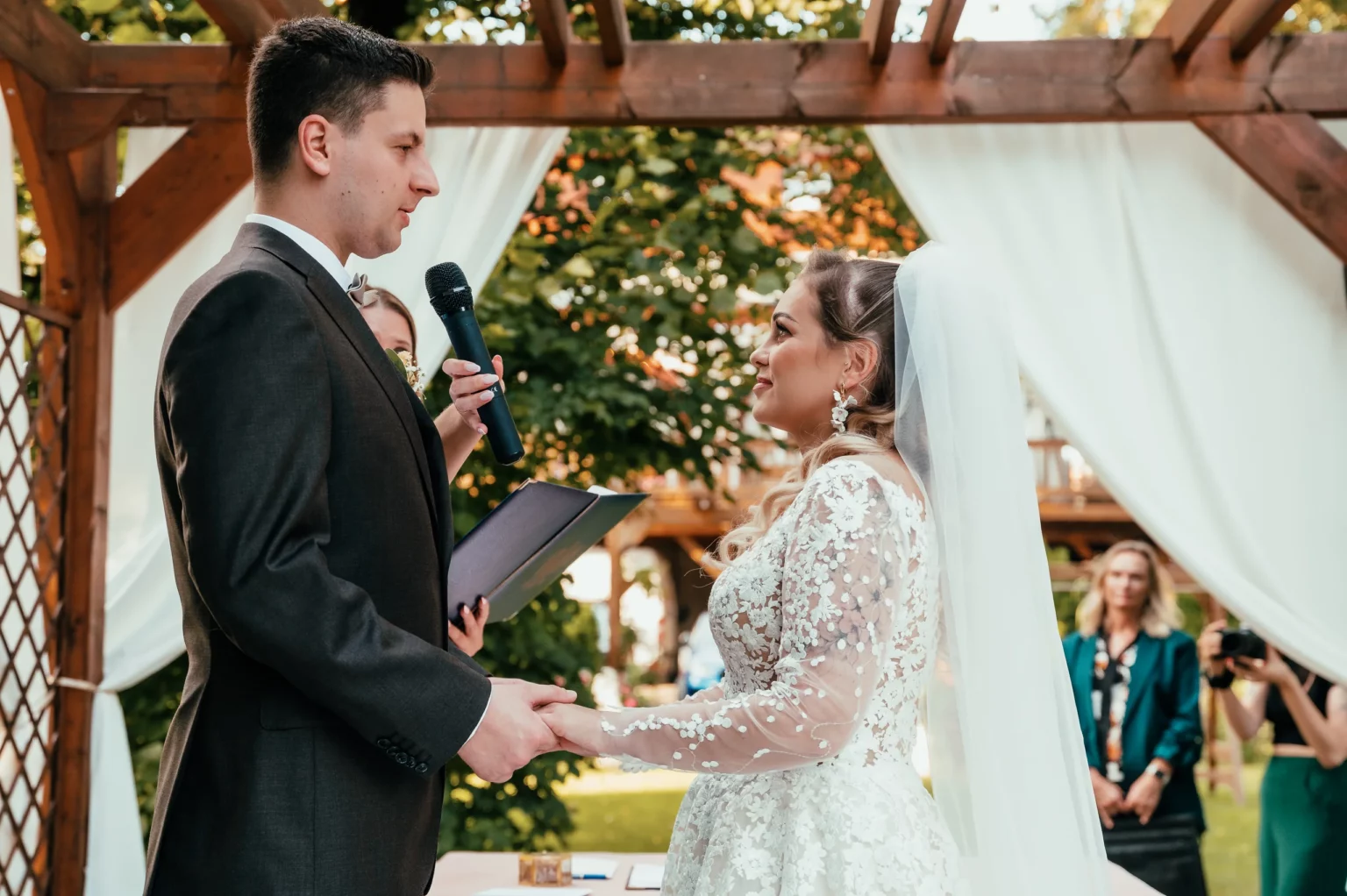 Kasia i Radek — para młoda podczas przysięgi.
