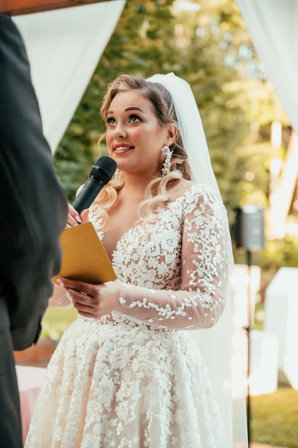Kasia i Radek — uśmiech panny młodej podczas ślubu.