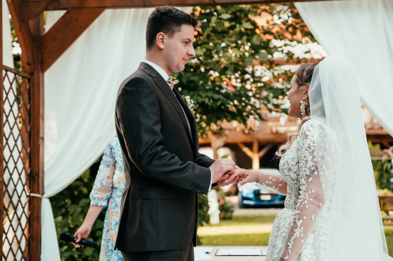 Kasia i Radek — pan młody z mikrofonem podczas przysięgi.