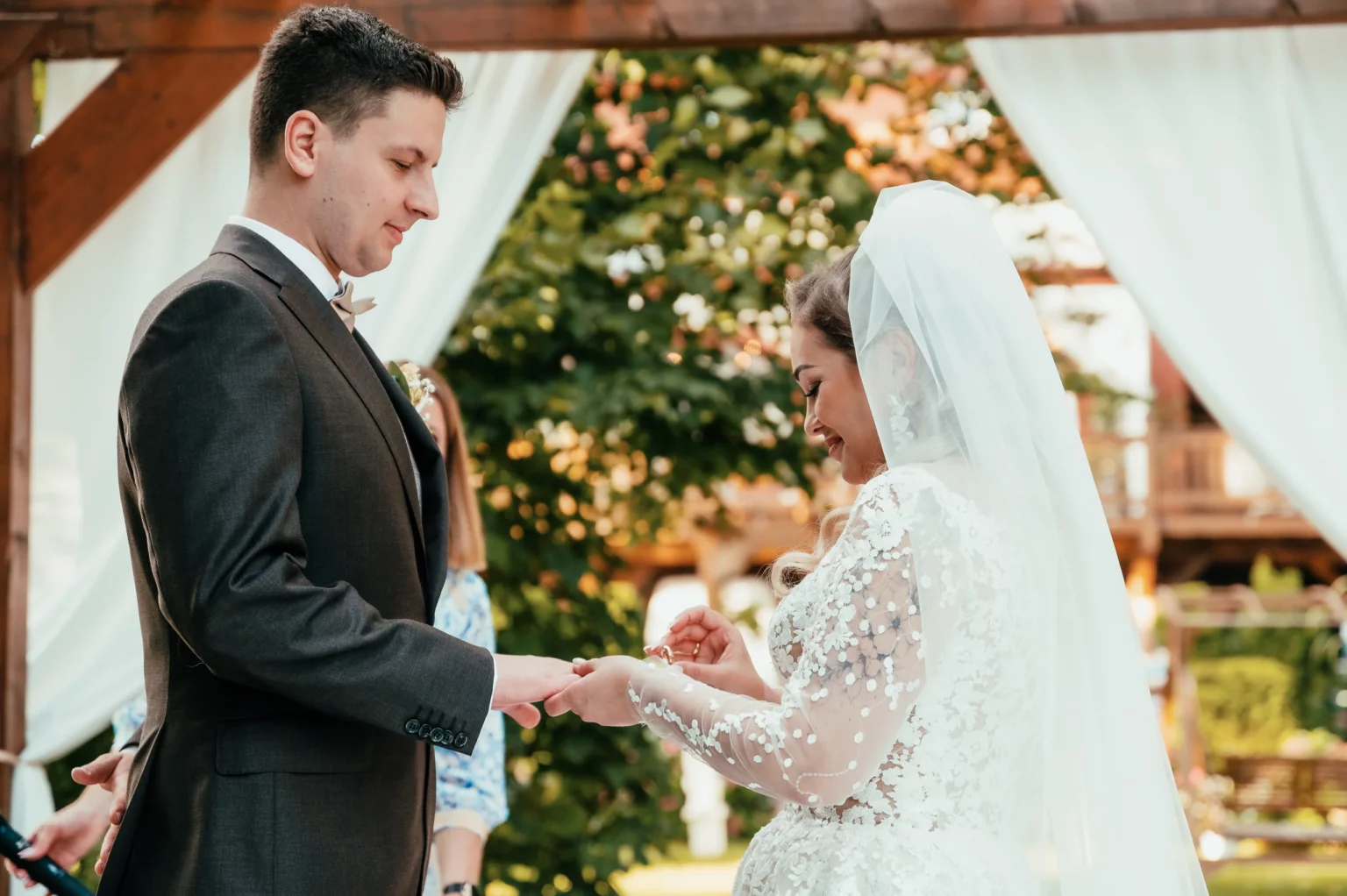 Kasia i Radek — zakładanie obrączki.