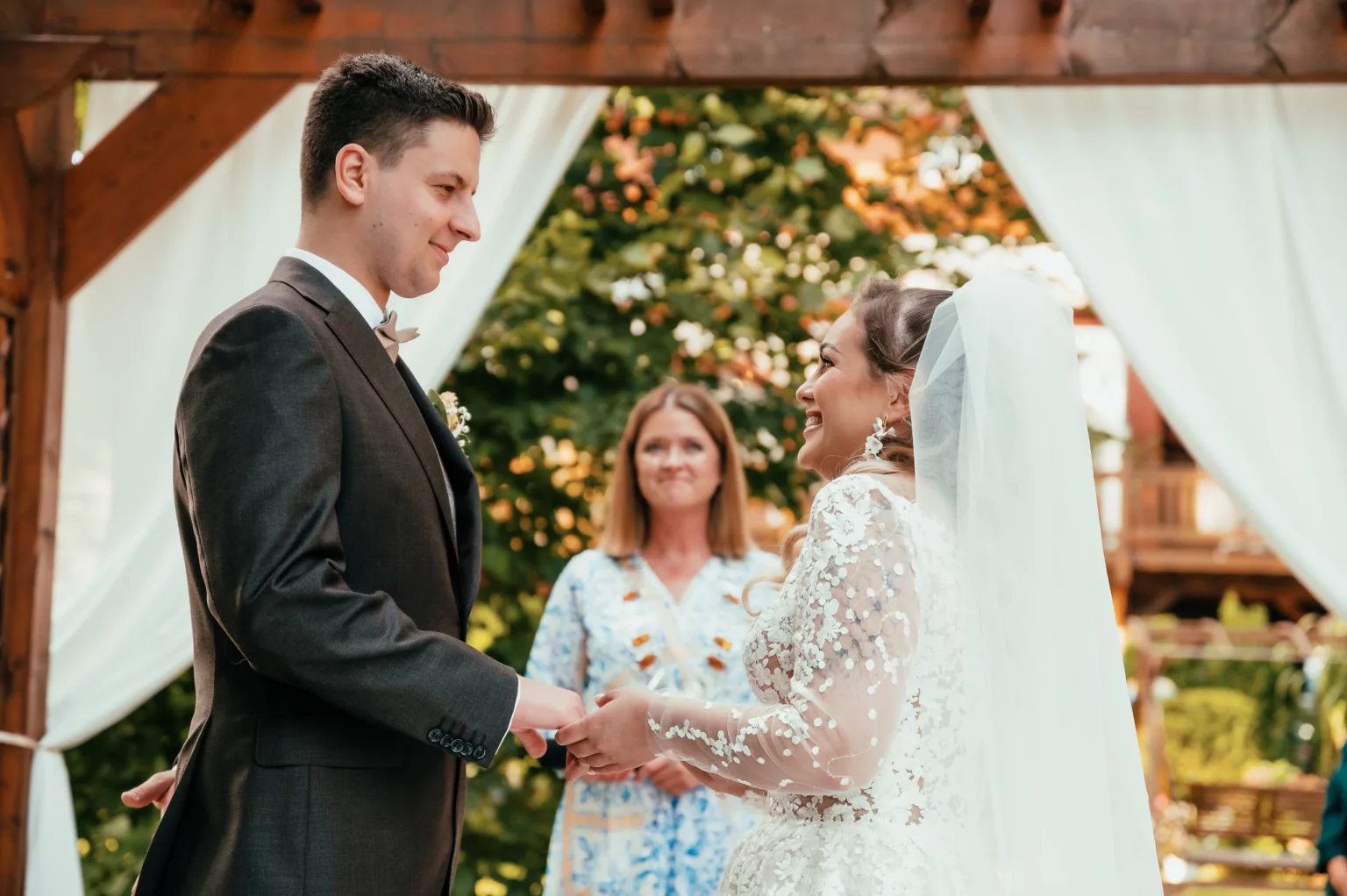 Kasia i Radek — para młoda podczas ceremonii plenerowej.