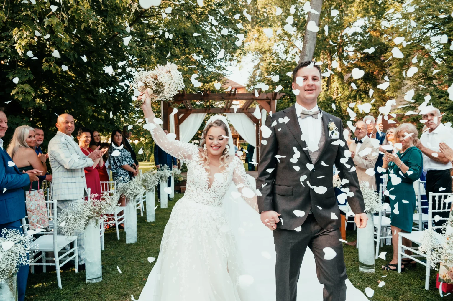 Kasia i Radek — wyjście pary młodej wśród konfetti.
